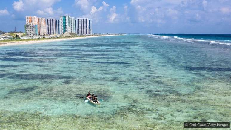 Diante da atual previsão de aumento do nível do mar, todas as cerca de 200 ilhas naturais habitadas das Maldivas podem estar submersas até 2100