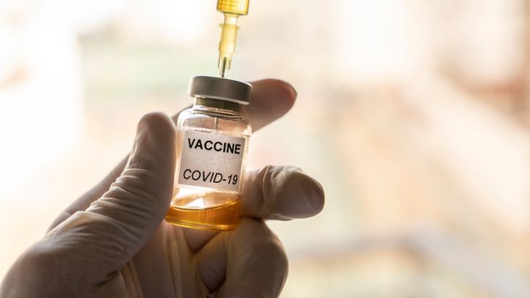 Não se sabe até o momento quanto tempo durará a proteção das vacinas contra a covid-19. Pode ser que as doses garantam imunidade pelo resto da vida ou apenas por alguns meses ou anos