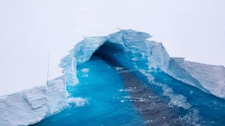 Voo de reconhecimento mostra também túneis se formando sob o iceberg
