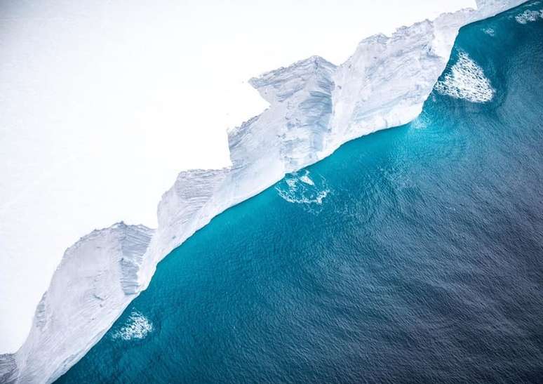 Este penhasco tem 30m de altura, mas estima-se que o iceberg alcance mais 200m de profundidade sob as águas