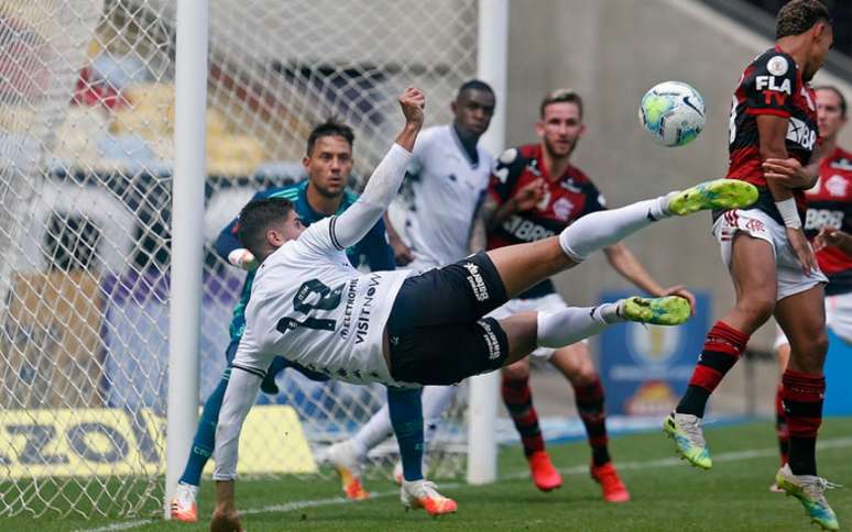 Voleio de Pedro Raul contra o Flamengo (Foto: Vitor Silva/Botafogo)