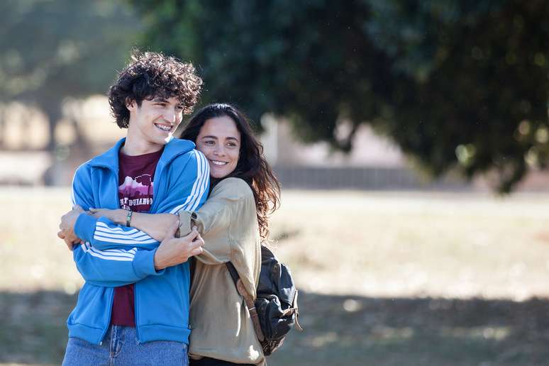 Gabriel Leone e Alice Braga em cena do filme Eduardo e Mônica, da Globo Filmes