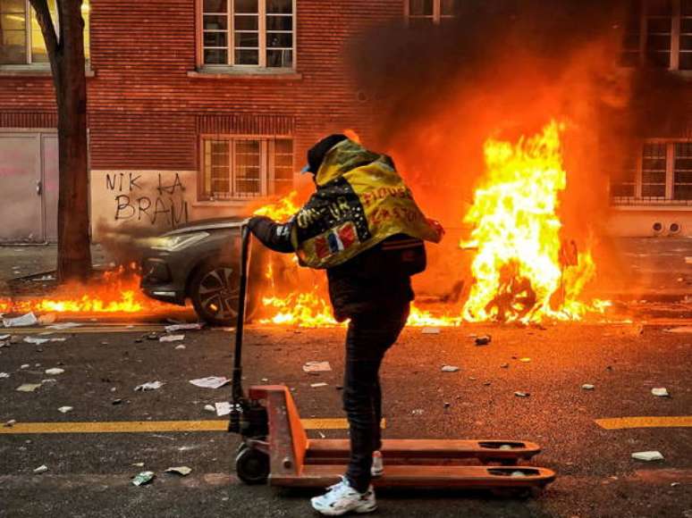 Protestos em Paris tiveram carros queimados e confrontos com policiais