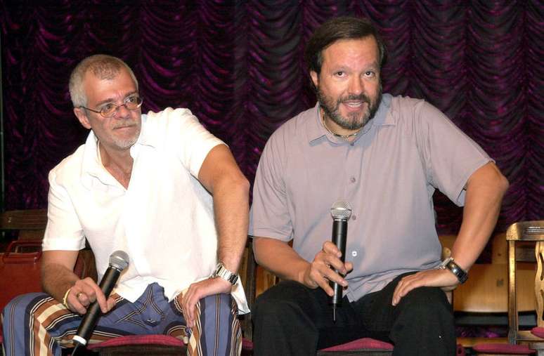 Carlos Lombardi e Wolf Maya em coletiva sobre a novela 'Kubanacan' em abril de 2003.