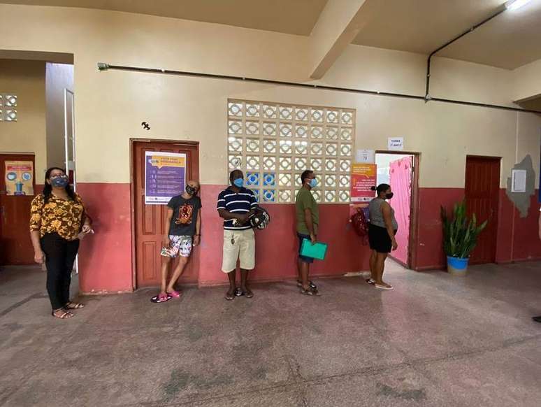 Capital do Amapá registra filas em alguns locais de votação. 