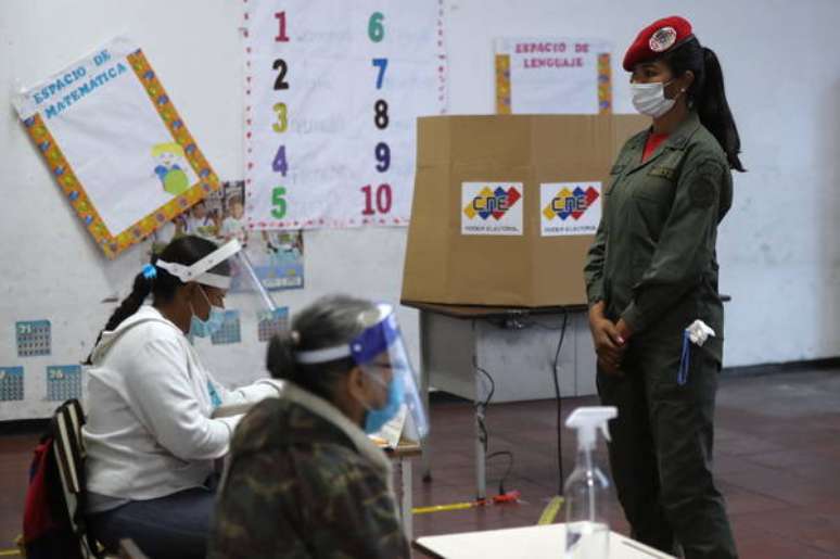 Eleições legislativas são realizadas na Venezuela sob forte tensão