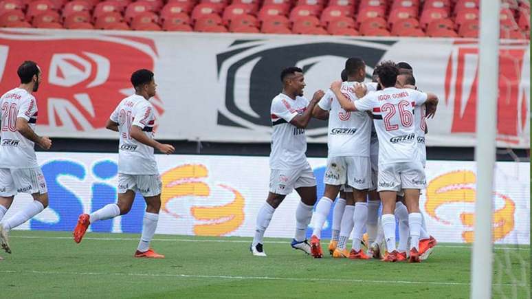 Comemoração do gol de Luciano na vitória sobre o Sport (Foto: RENATO GIZZI/Photo Premium/LANCEPRESS!)