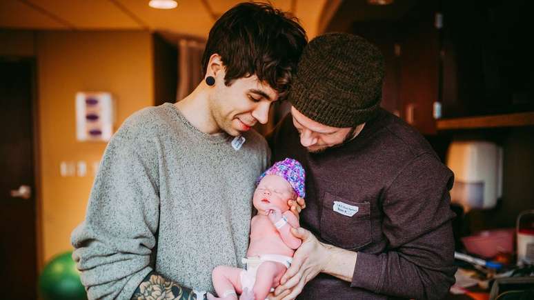 Bebê Uma com os pais Elliot Dougherty e Matthew Eledge