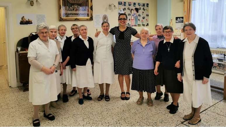 Brasileira, responsável pelo atendimento a 52 idosos, posa junto a freiras que trabalham no Lar St Augustine's, no sudeste de Londres