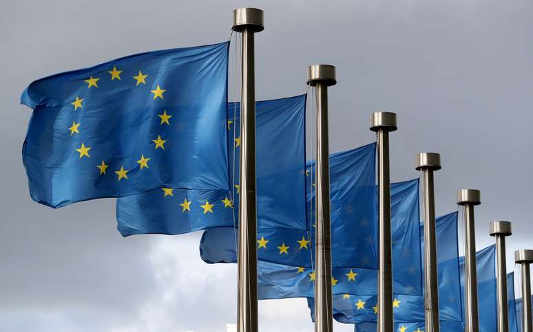 Bandeiras da UE em frente à sede da Comissão Europeia em Bruxelas. REUTERS/Yves Herman/File Photo