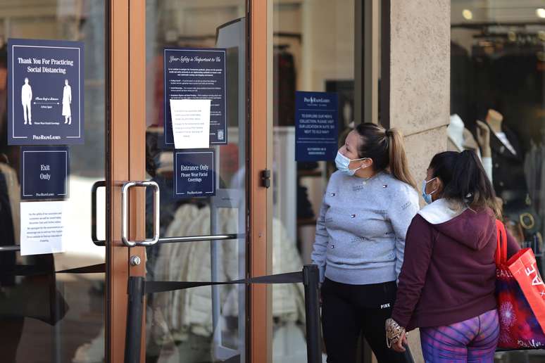 Clientes leem cartaz de alerta sobre Covid-19 em loja na Califórnia
03/12/2020
REUTERS/Lucy Nicholson