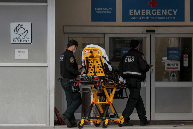 Paciente chega ao Maimonides Medical Center, enquanto a propaga&ccedil;&atilde;o da Covid-19 continua, no Brooklyn, Nova York, EUA, 4 de dezembro de 2020. REUTERS/Brendan McDermid