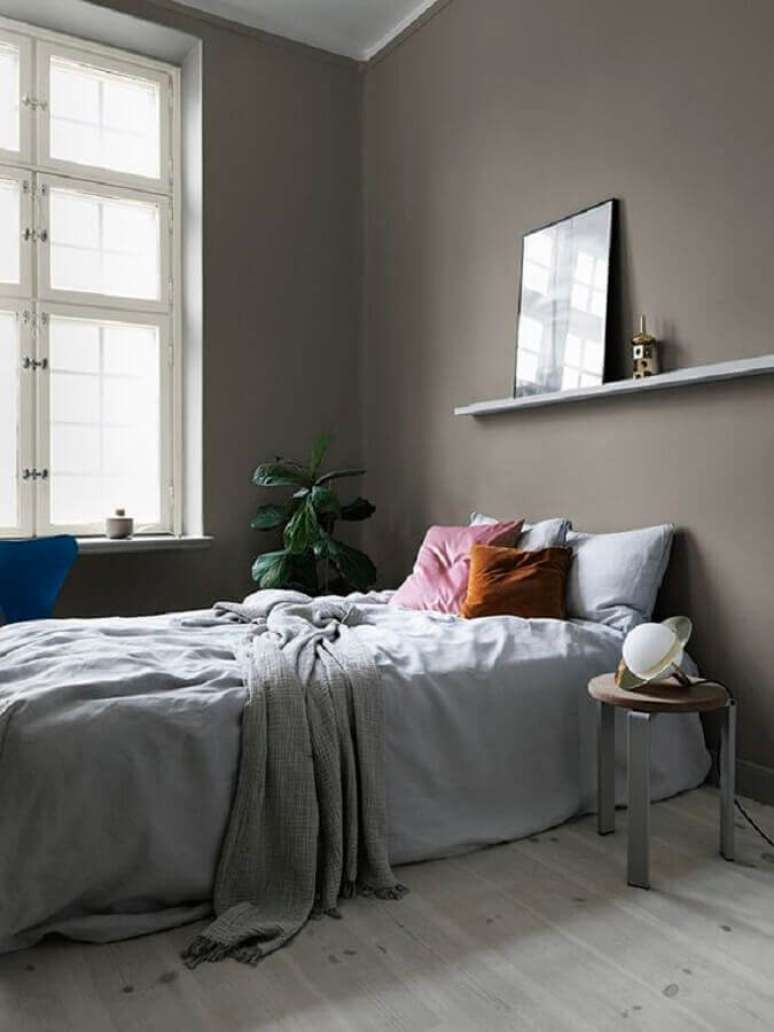 13. Almofadas coloridas para decoração de quarto minimalista solteiro com paredes cinza – Foto: Residence Magazine