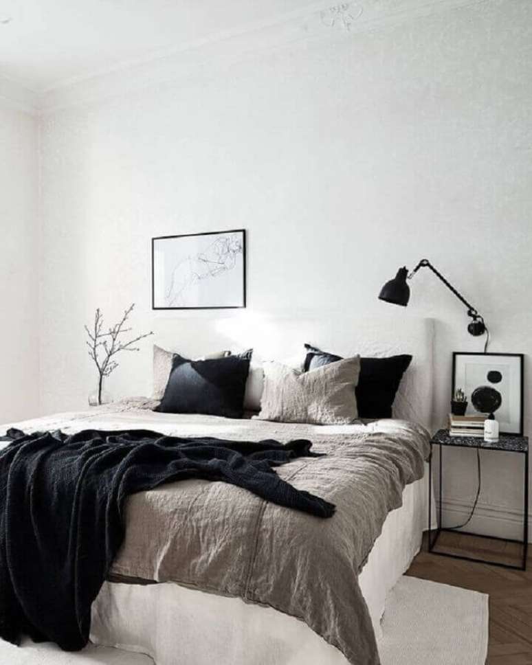 9. Invista em pequenos detalhes decorativos diferentes para trazer mais personalidade ao quarto de casal minimalista – Foto: Coco Lapine Design