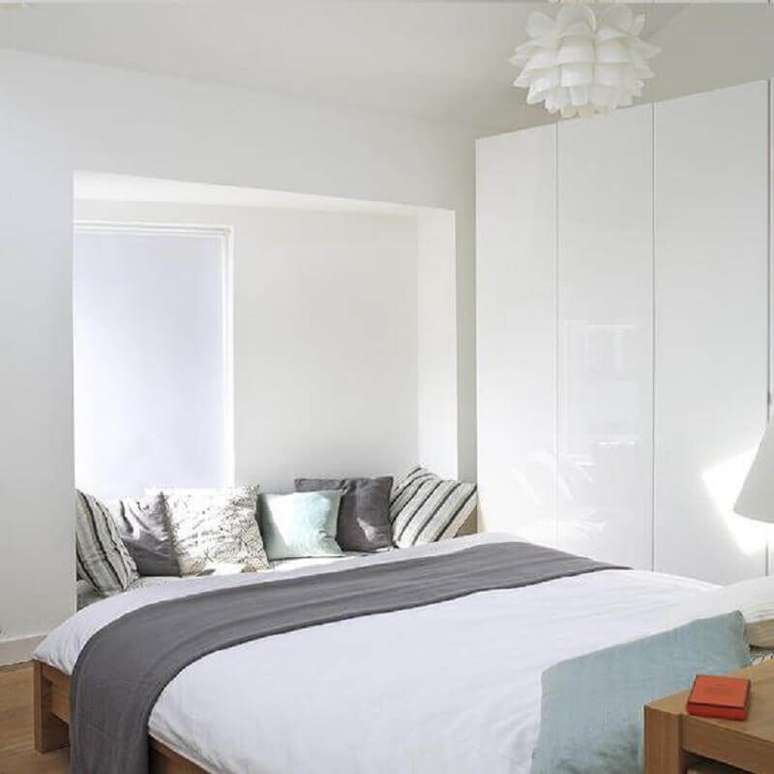 14. Invista em almofadas para cama para deixar seu quarto minimalista mais confortável – Foto: Houzz