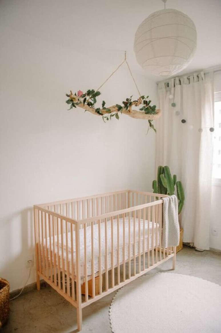 15. Delicada decoração com cacto grande para quarto de bebê minimalista – Foto: We Heart It