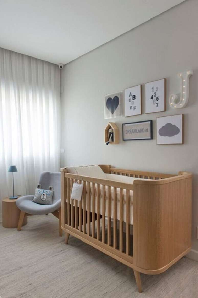 16. Berço de madeira e poltrona cinza para decoração de quarto de bebê minimalista – Foto: Marrie Ometto