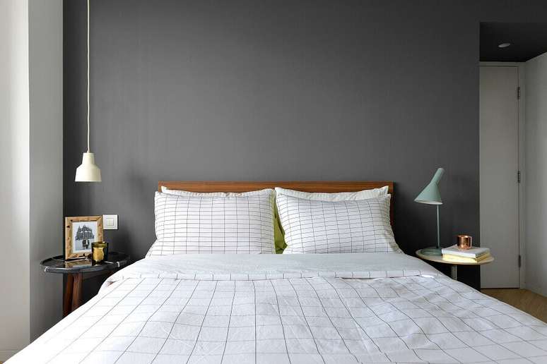 17. Parede cinza para quarto de casal minimalista com cabeceira madeira – Foto: Houzz