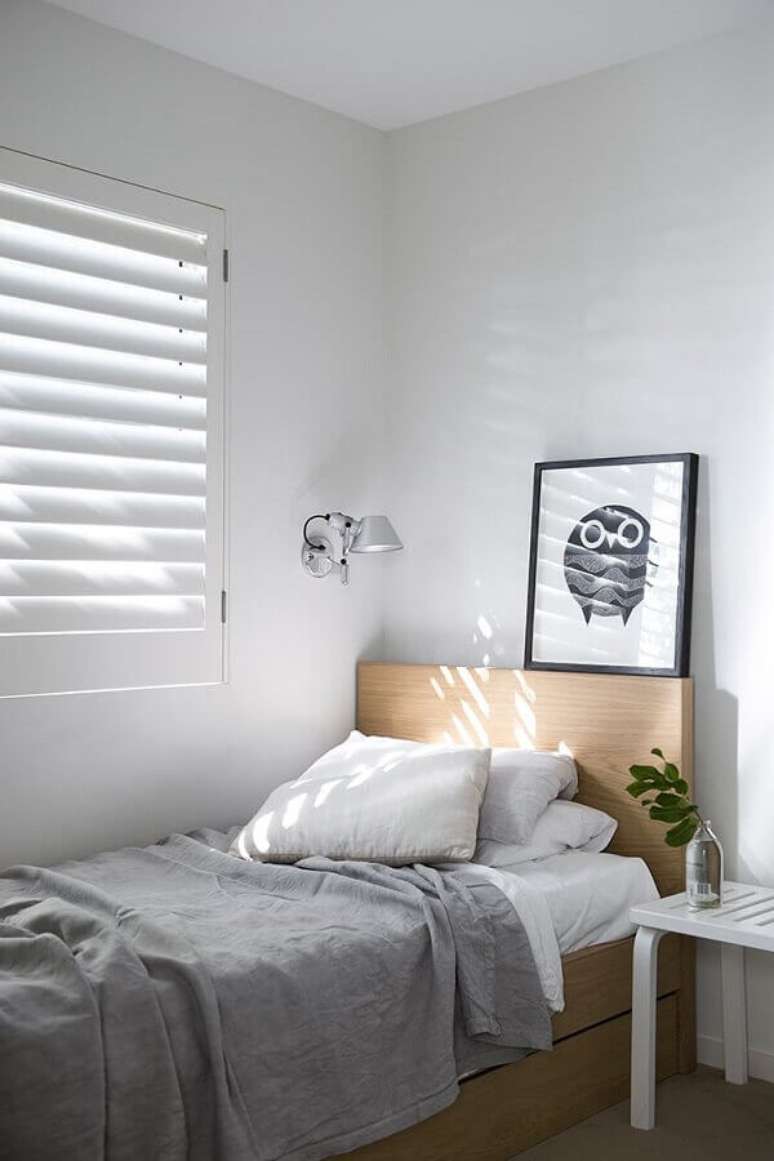 19. Cama de madeira para decoração simples em quarto minimalista solteiro – Foto: Apartment Therapy