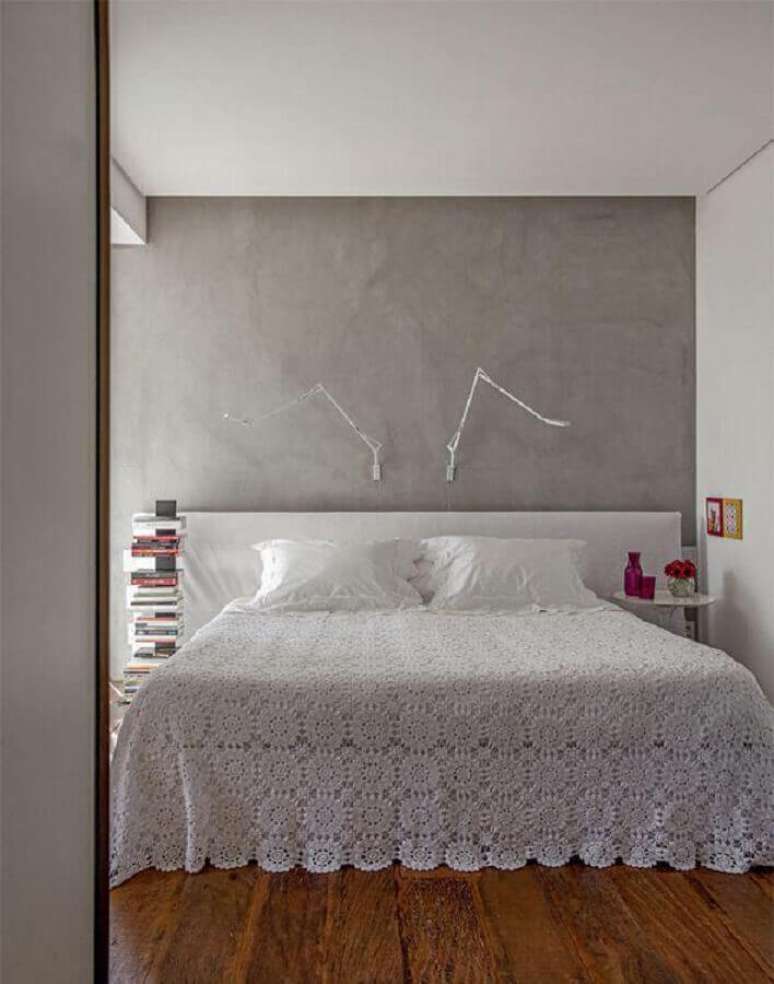 21. Parede de cimento queimado com luminária articulável para quarto de casal minimalista – Foto: Pinterest