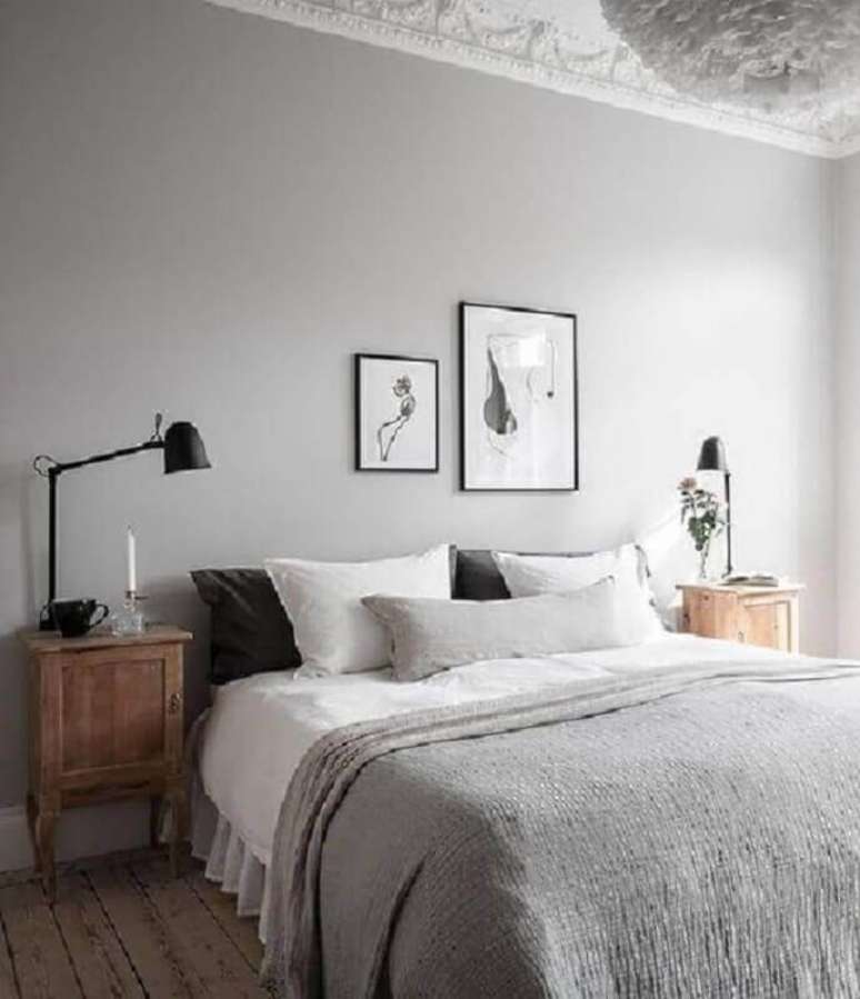 22. Tons de cinza claro para decoração de quarto minimalista com criado mudo madeira – Foto: Pinterest