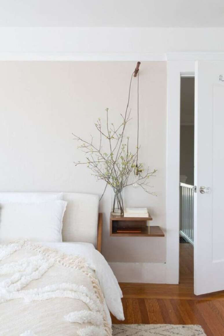 23. Quarto minimalista branco decorado com criado mudo suspenso de madeira &ndash; Foto: Rue Magazine