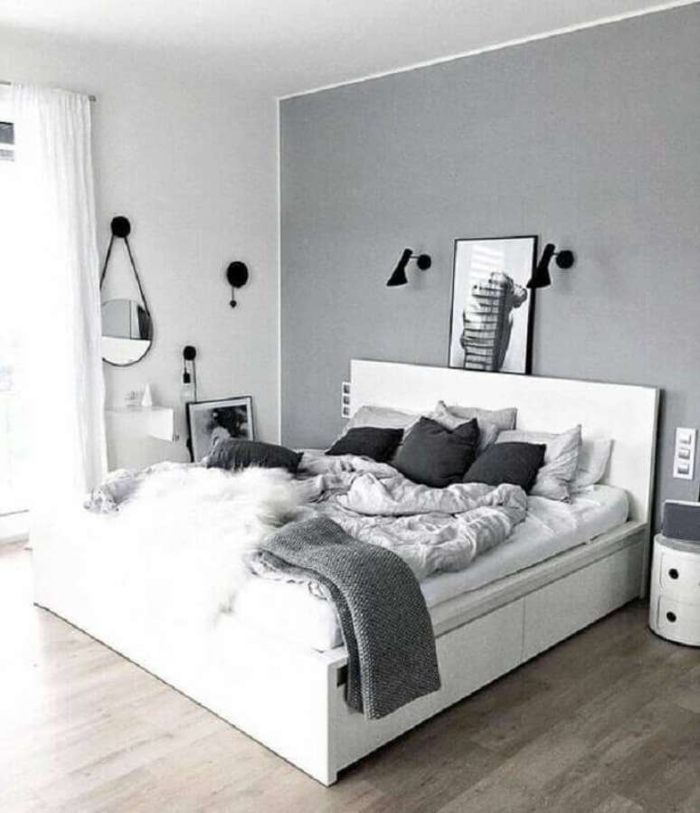 8. Almofadas e roupa de cama confortável para decoração de quarto de casal minimalista cinza e branco – Foto: Apartment Therapy