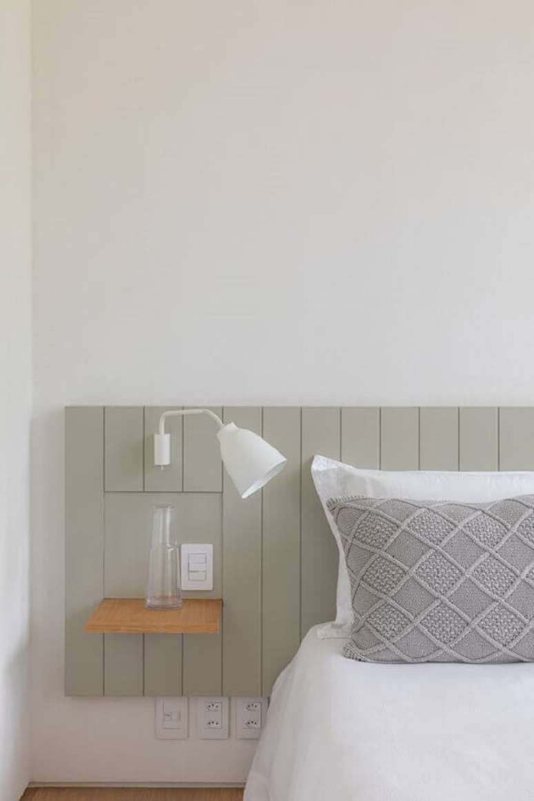 27. Cabeceira planejada com luminária de parede para quarto decoração minimalista – Foto: Casa de Valentina