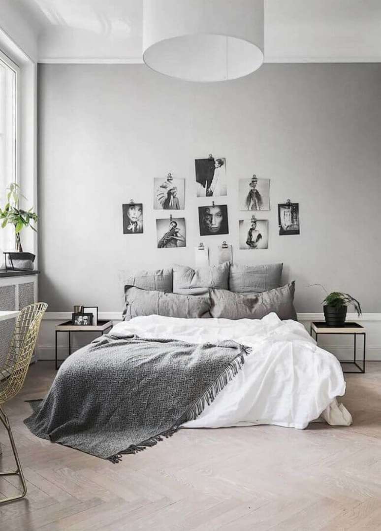 28. Fotos preto e branco para cabeceira de parede em quarto minimalista cinza – Foto: Decorholic