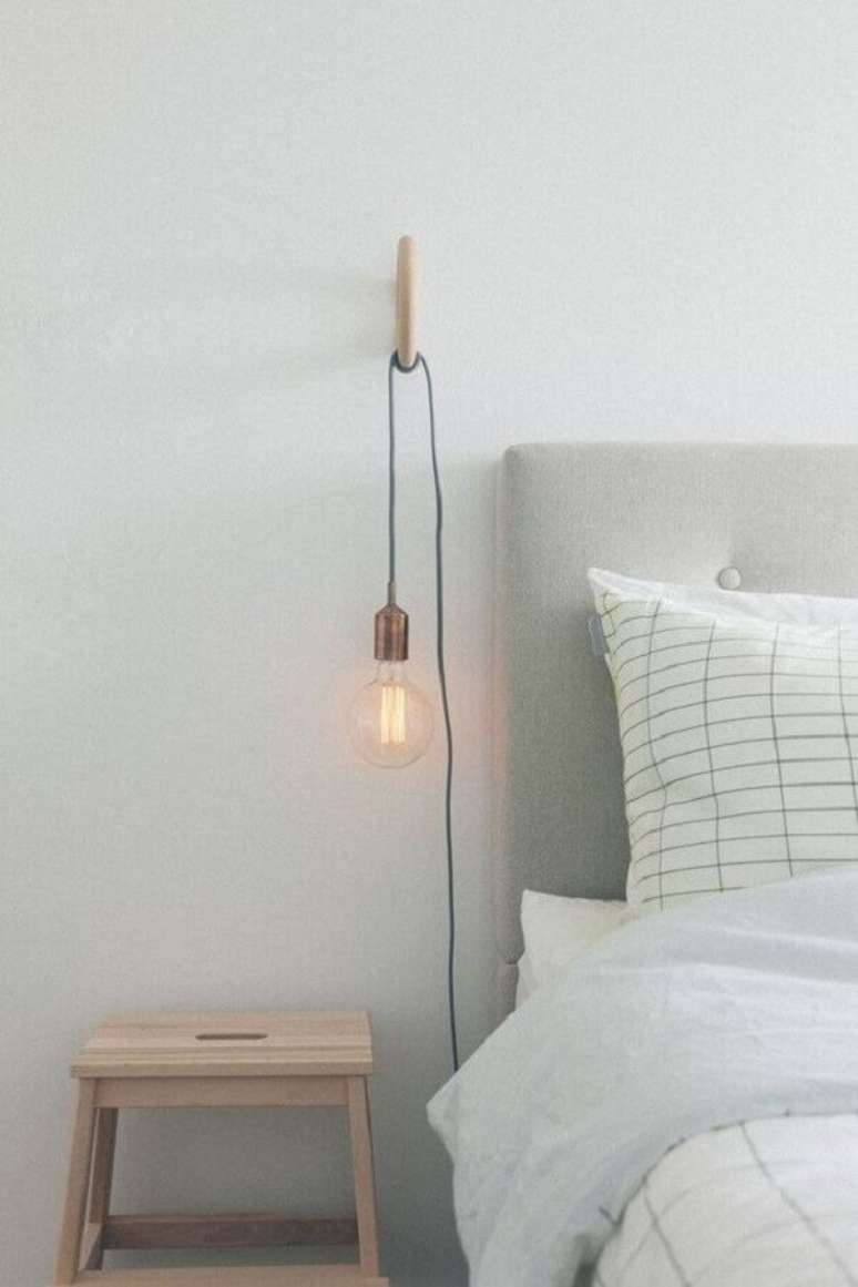 29. Lumin&aacute;ria de cabeceira para decora&ccedil;&atilde;o de quarto minimalista &ndash; Foto: The Lifestyle Files