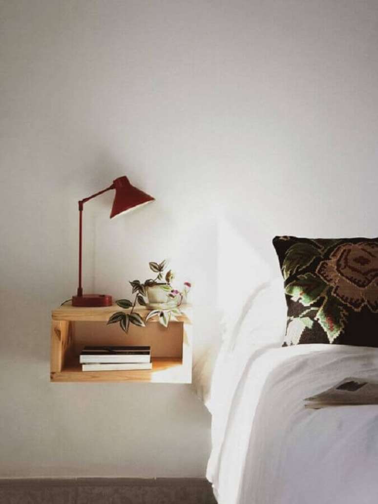 30. Lumin&aacute;ria vermelha sobre nichos de madeira em quarto decora&ccedil;&atilde;o minimalista branco &ndash; Foto: Apartment Therapy