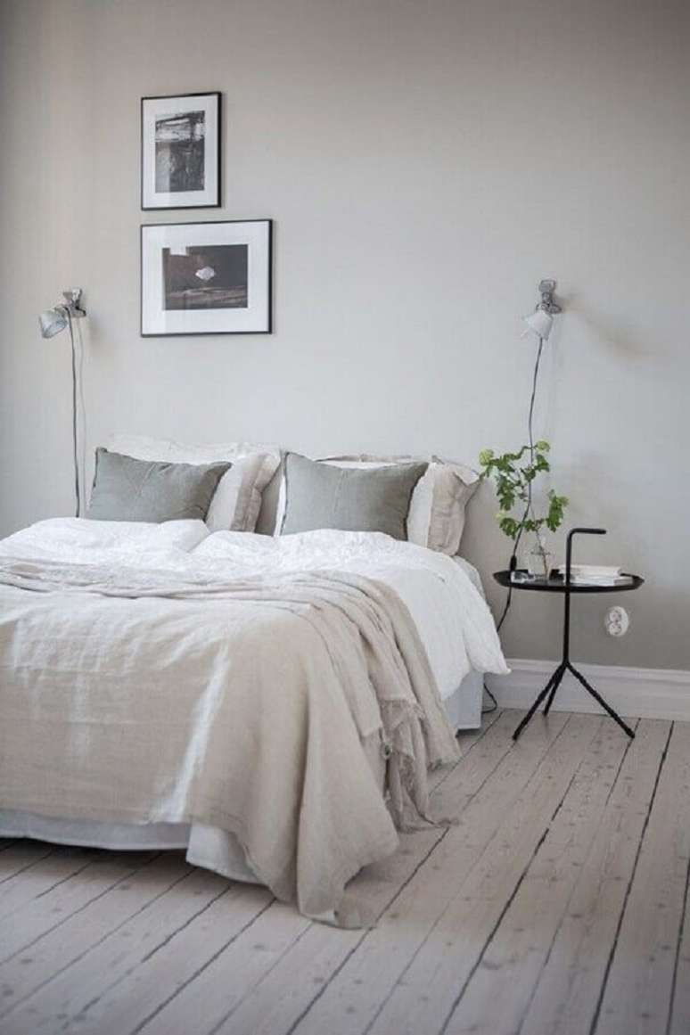 31. Decoração de quarto minimalista cinza claro com mesa lateral redonda – Foto: Coco Lapine Design