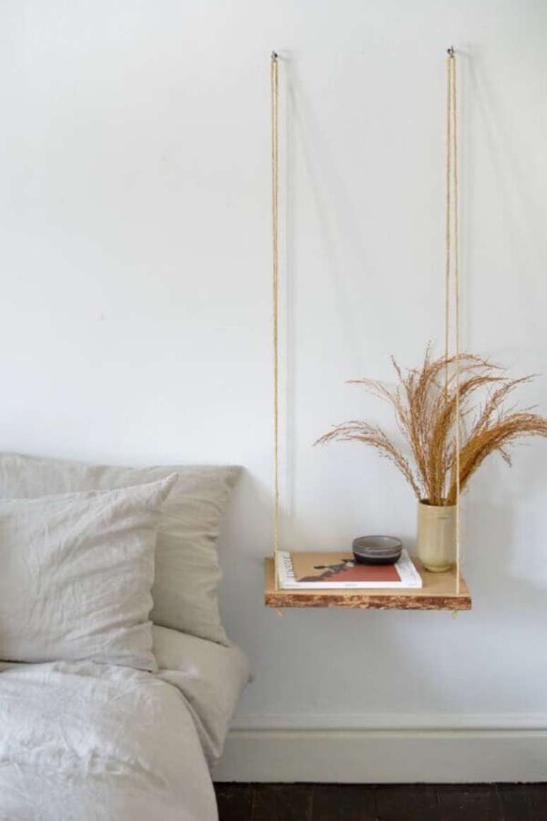 33. Prateleira suspensa por corda para decoração de quarto minimalista – Foto: Pinterest