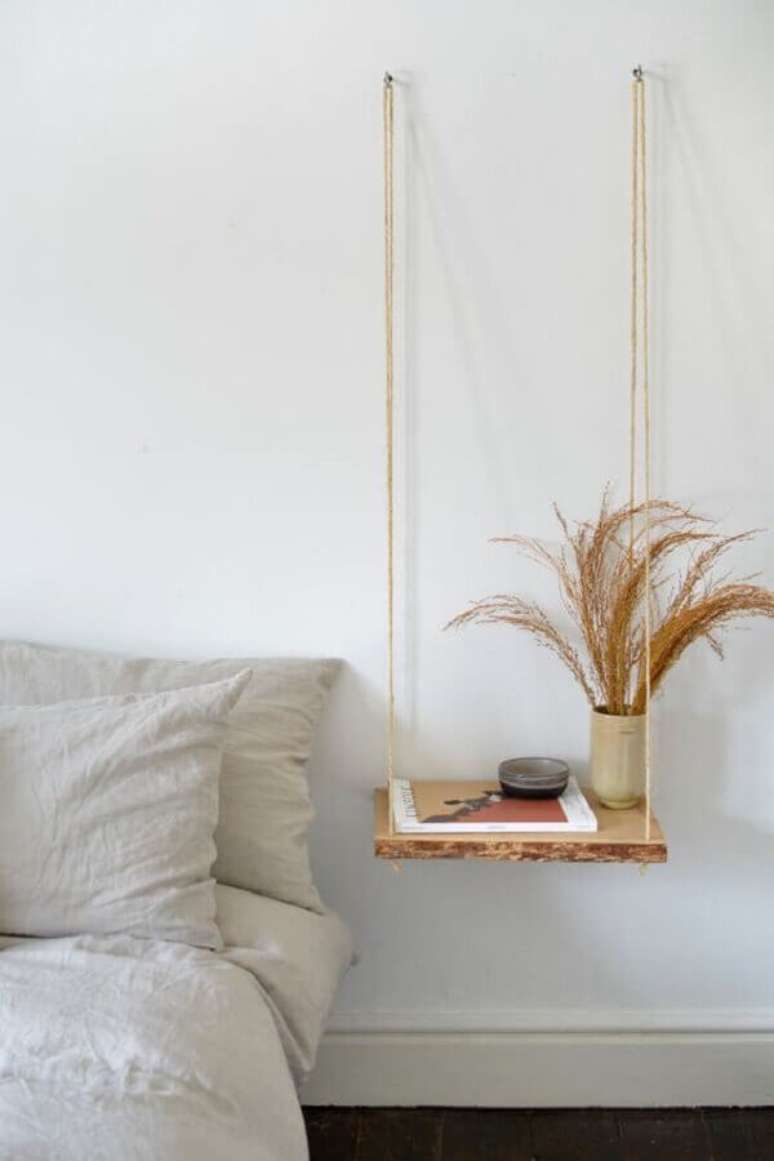 33. Prateleira suspensa por corda para decora&ccedil;&atilde;o de quarto minimalista &ndash; Foto: Pinterest