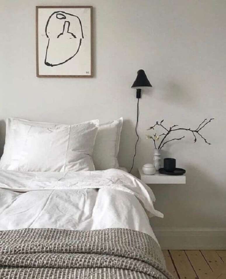 34. Luminária de cabeceira preta para decoração de quarto minimalista – Foto: Etsy