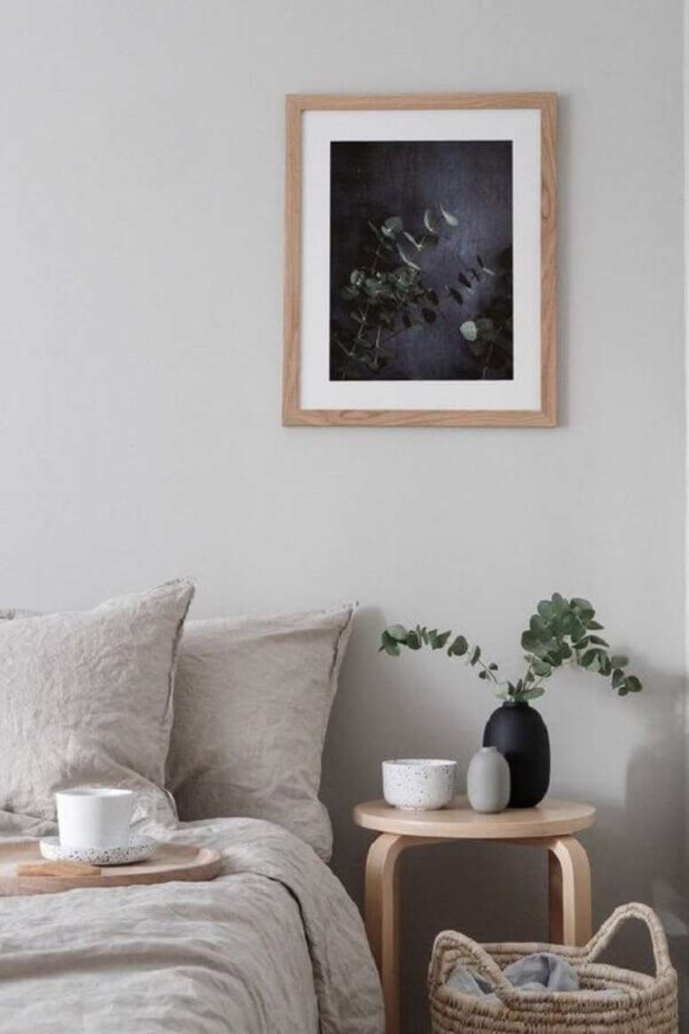 35. Mesa lateral redonda decorada com vasinhos para quarto decoração minimalista – Foto: Etsy