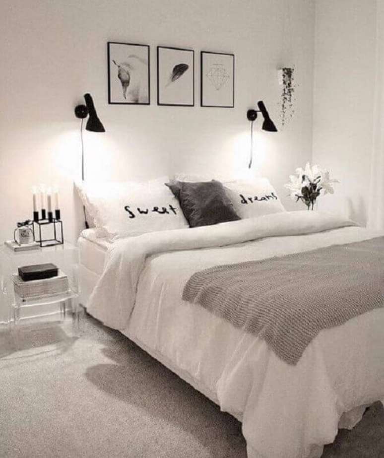 36. Decoração de quarto de casal minimalista todo branco com detalhes preto – Foto: Arkpad
