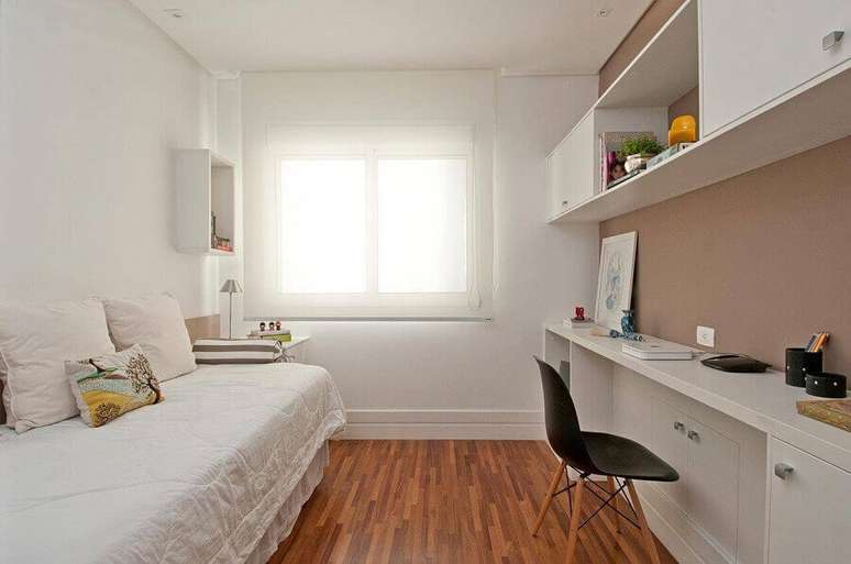 4. Decora&ccedil;&atilde;o para quarto de solteiro minimalista com m&oacute;veis de planejados &ndash; Foto: Patricia Kolanian