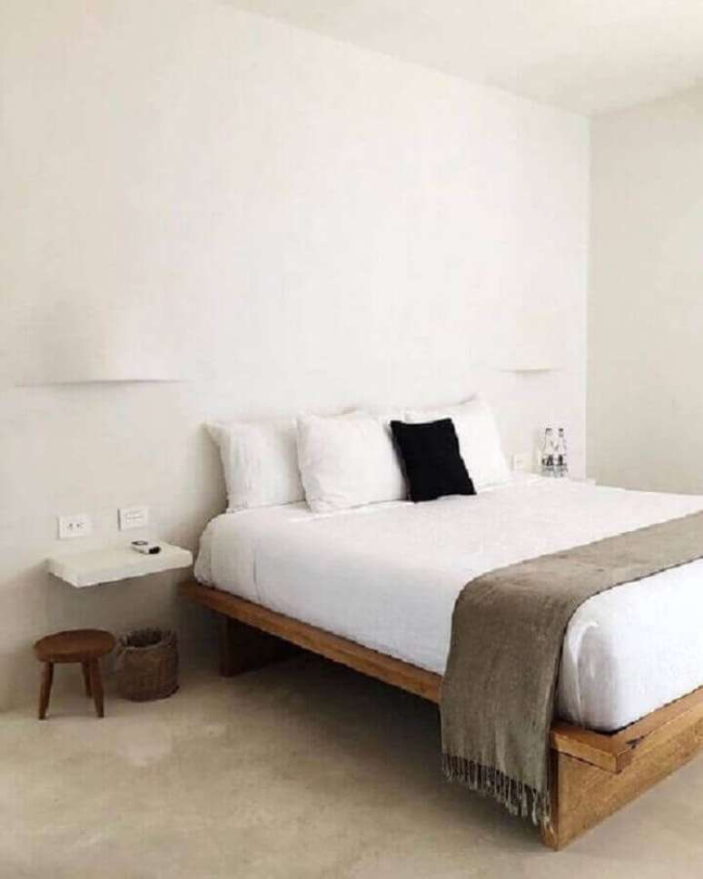 39. Cama de madeira para decoração de quarto minimalista todo branco – Foto: Pinterest