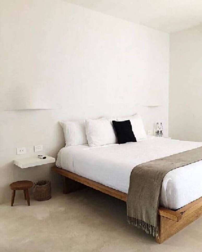 39. Cama de madeira para decora&ccedil;&atilde;o de quarto minimalista todo branco &ndash; Foto: Pinterest
