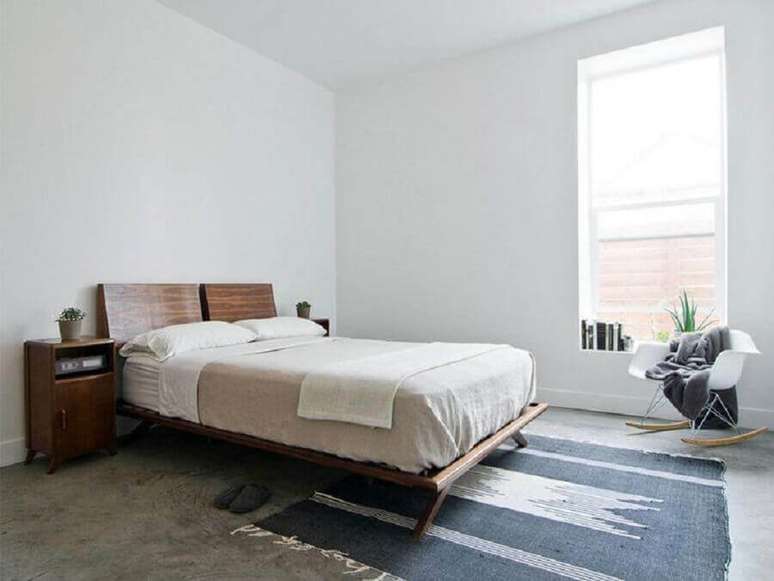 41. Quarto de casal minimalista decorado com tapete escandinavo e cama de madeira – Foto: Lucy Call
