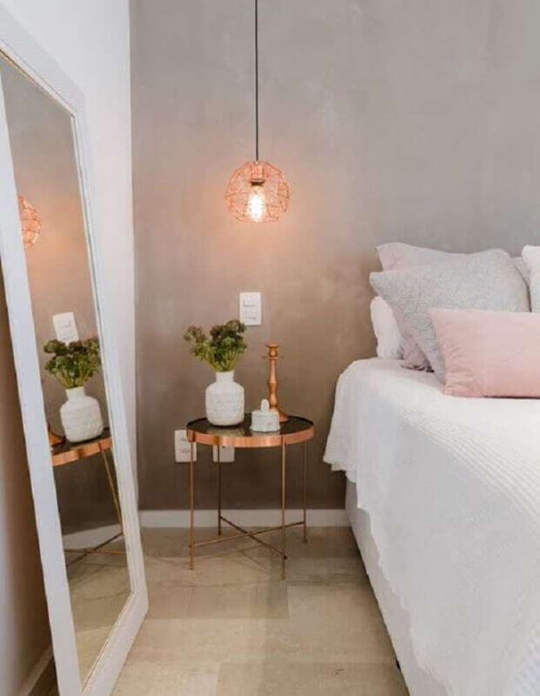42. Decoração de quarto minimalista com espelho de chão e luminária pendente rose gold – Foto: Pinterest