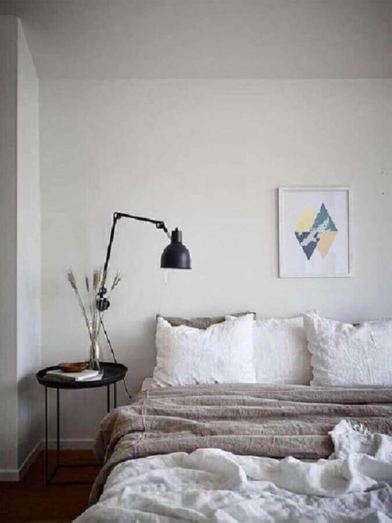 43. Luminária articulada de parede para decoração de quarto minimalista – Foto: Futurist Architecture
