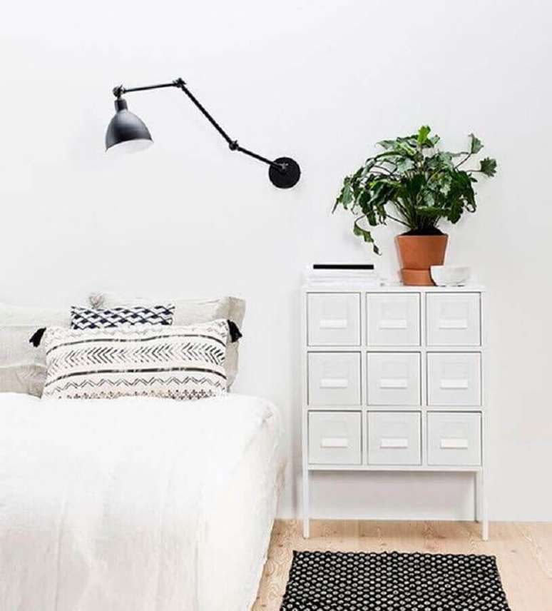 44. Decoração de quarto minimalista todo branco com luminária articulável preta – Foto: We Heart It
