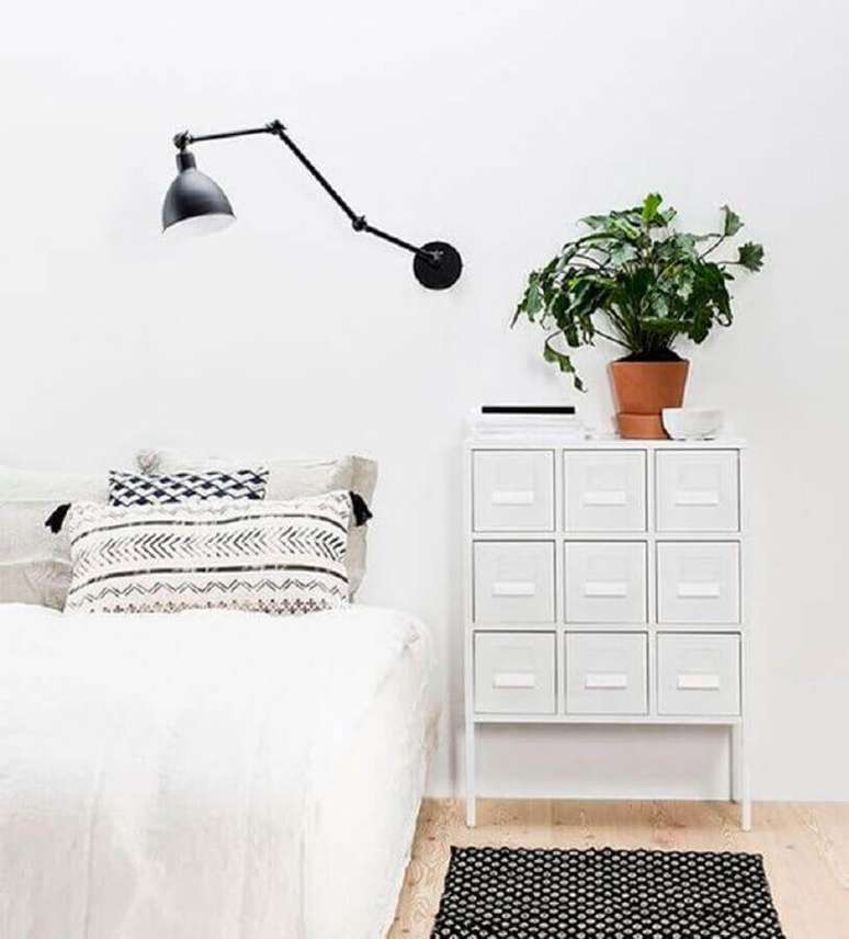 44. Decora&ccedil;&atilde;o de quarto minimalista todo branco com lumin&aacute;ria articul&aacute;vel preta &ndash; Foto: We Heart It
