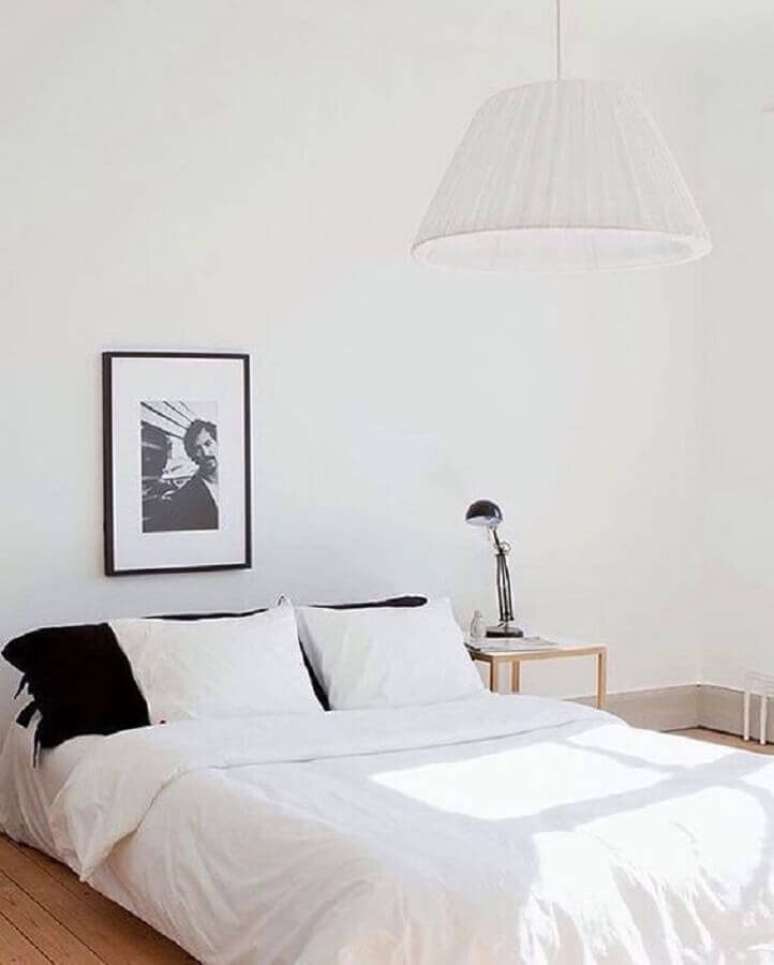 45. Quarto de casal minimalista todo branco com mesa lateral de madeira – Foto: Coco Lapine Design