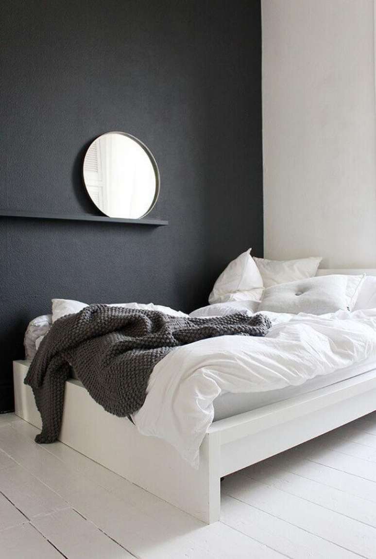 49. Parede preta e espelho redondo para decoração de quarto minimalista solteiro – Foto: We Heart It