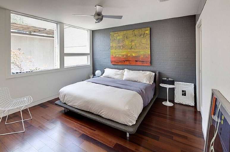 51. Quadro grande colorido para decoração de quarto minimalista masculino branco e cinza – Foto: Pinterest