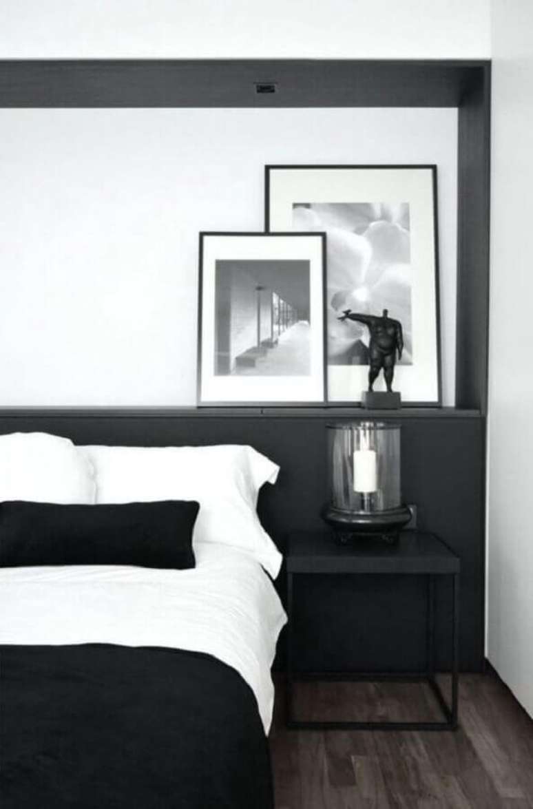 52. Decoração moderna para quarto minimalista preto e branco – Foto: Macho Moda
