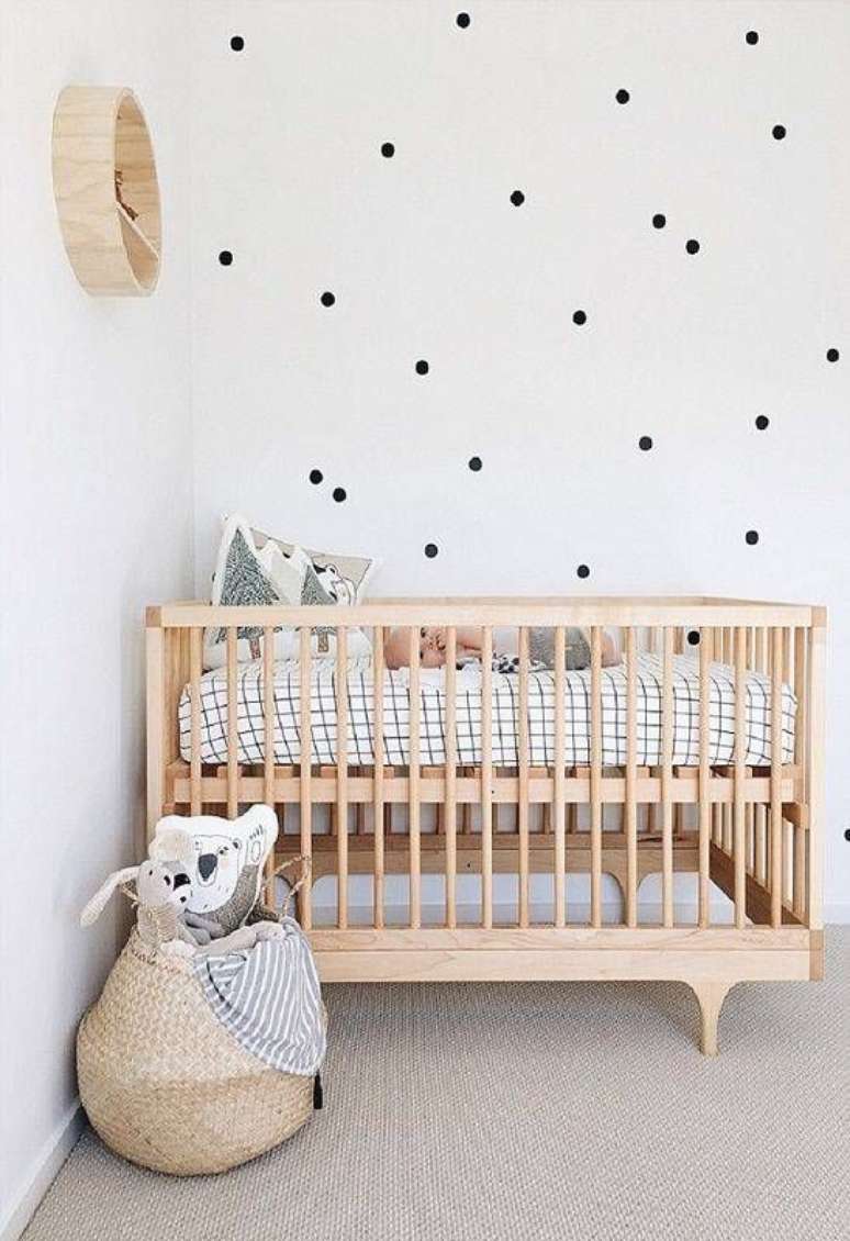 12. Quarto de bebê minimalista decorado com bolinhas pretas na parede branca – Foto: Pinterest